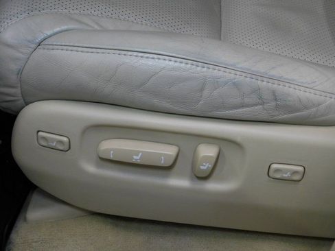 Used 2013 Lexus LX 570 570 w/ Luxury Pkg w/Pre-crash image 35