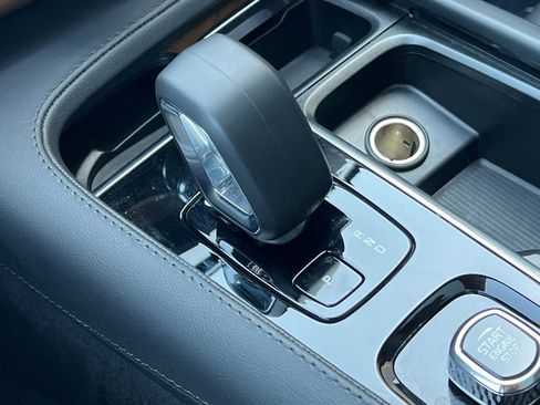 Used 2025 Volvo XC90 B6 Plus image 27