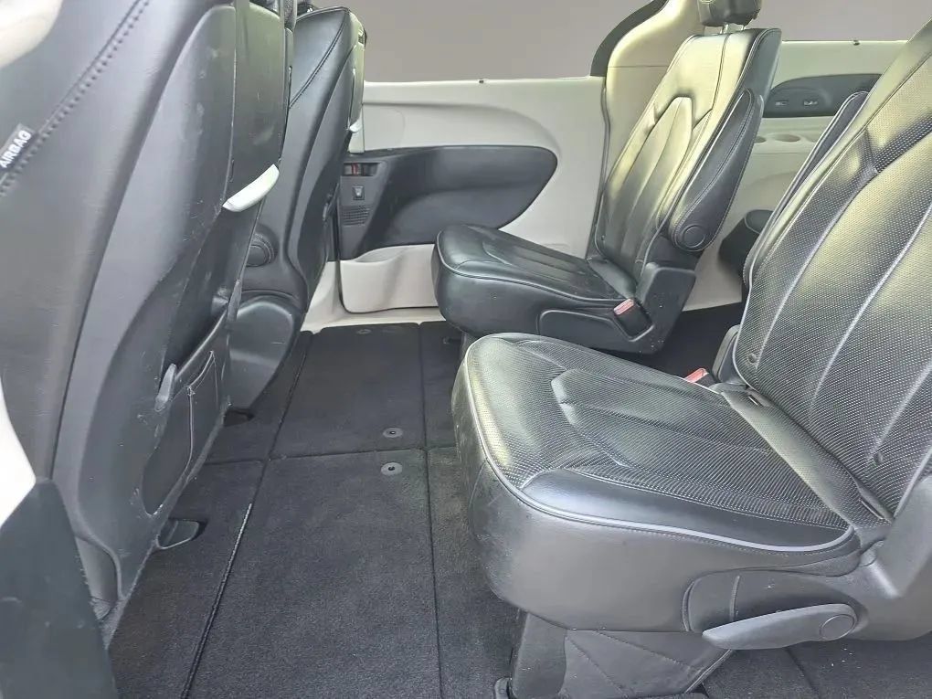 Used 2019 Chrysler Pacifica Limited w/ Advanced Safetytec Group FWD image 10