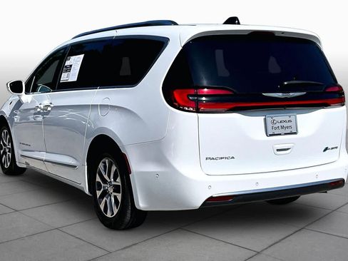 Used 2024 Chrysler Pacifica Pinnacle FWD image 12