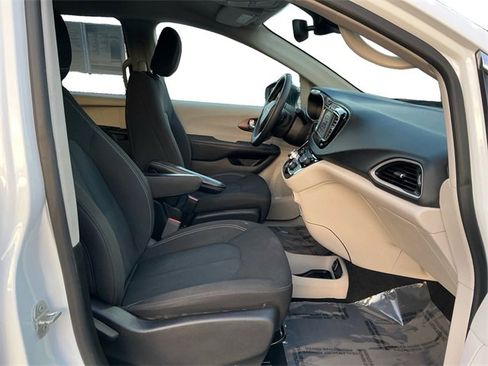 Used 2024 Chrysler Voyager LX image 17