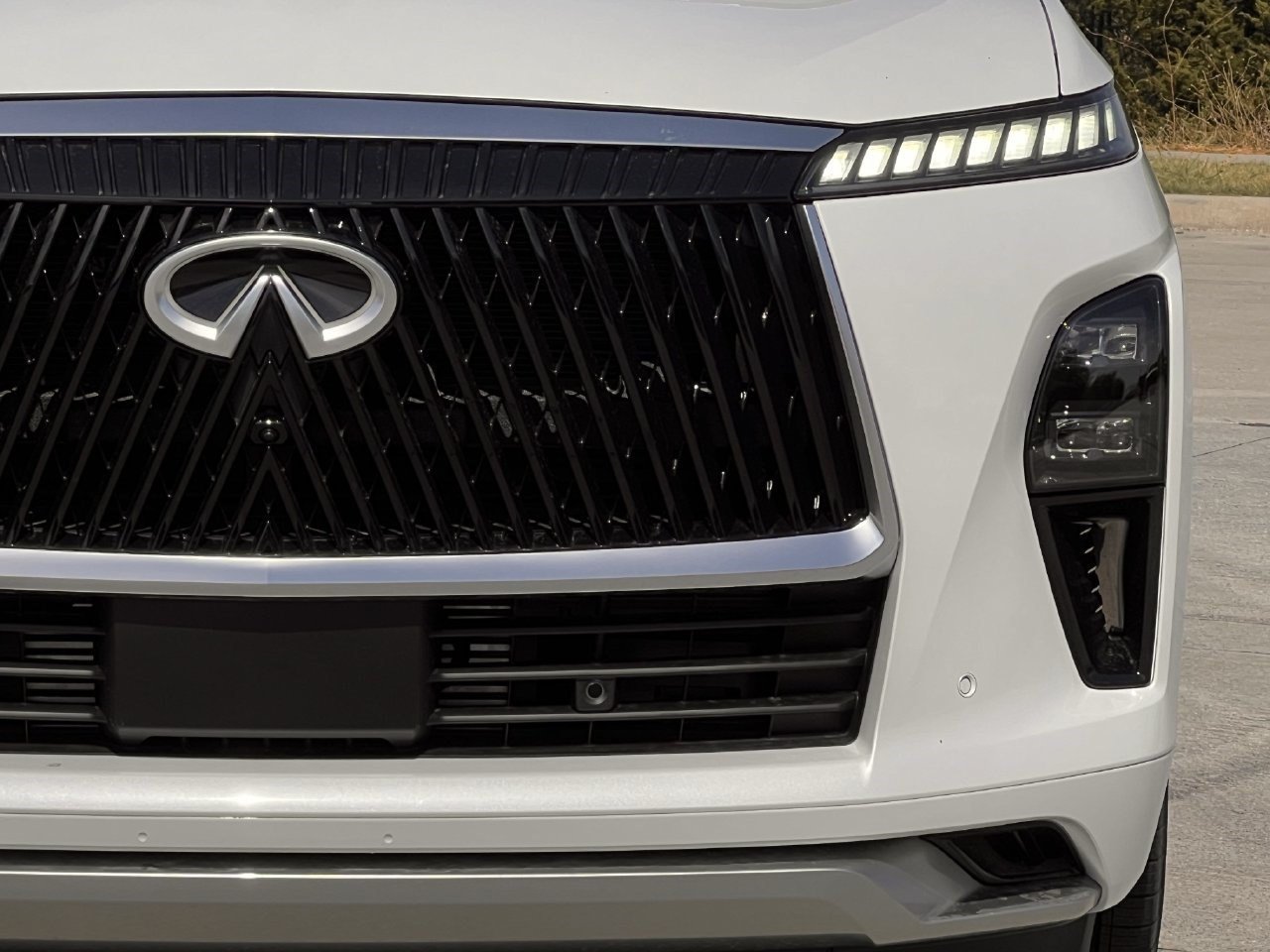 New 2027 INFINITI QX80 Luxe w/ Exterior Package RWD image 8