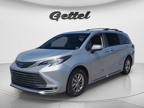 Used 2021 Toyota Sienna XLE image 1