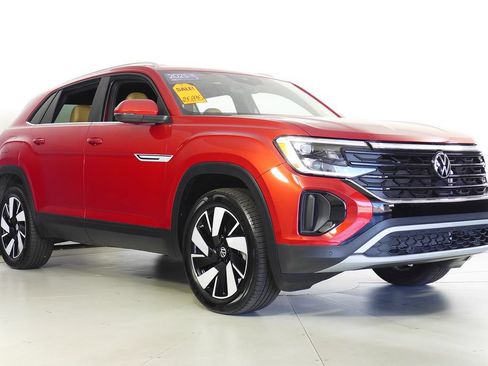 Certified 2025 Volkswagen Atlas Cross Sport SE FWD image 4
