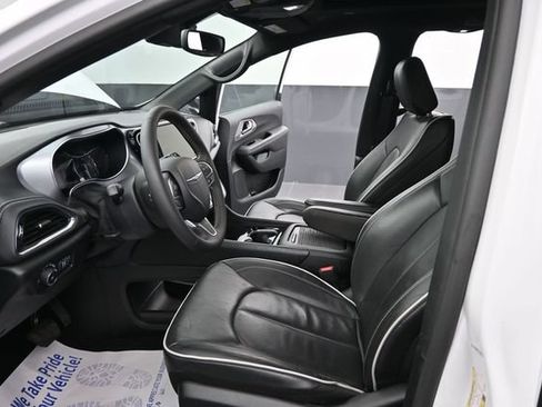 Used 2026 Chrysler Pacifica Limited FWD image 12