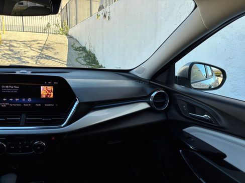 Used 2025 Chevrolet Trax LT image 34