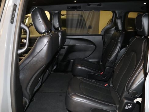 Used 2022 Chrysler Pacifica Touring-L w/ S Appearance Package FWD image 13