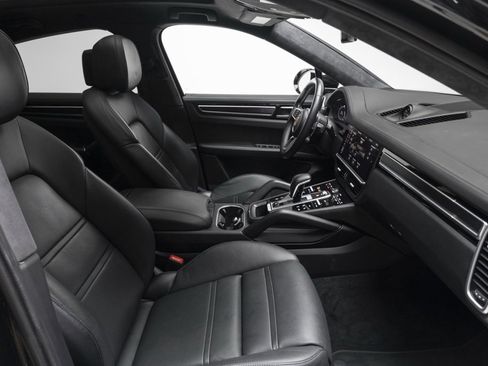 Used 2021 Porsche Cayenne GTS image 37