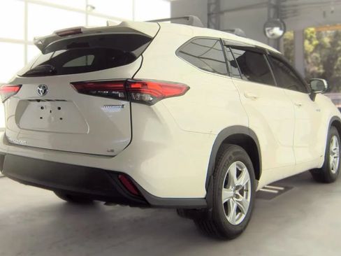Used 2021 Toyota Highlander LE AWD/4WD image 4