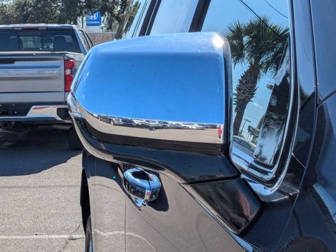 Used 2023 Chevrolet Suburban Premier image 11