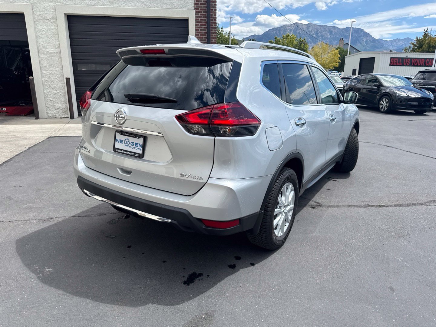 Used 2018 Nissan Rogue SV AWD/4WD image 8