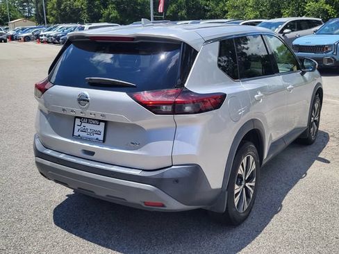 Used 2021 Nissan Rogue SV FWD image 2