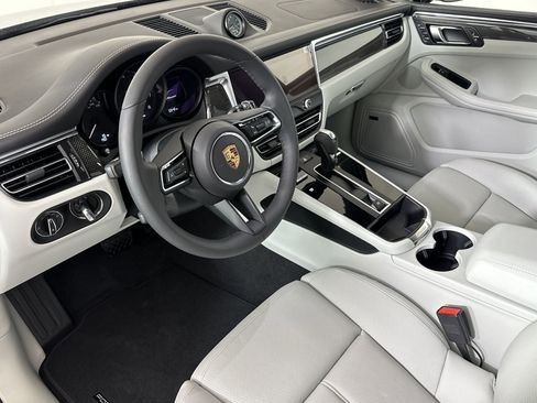 Used 2025 Porsche Macan image 4