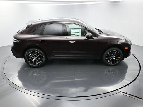 Certified 2025 Porsche Macan AWD/4WD image 37