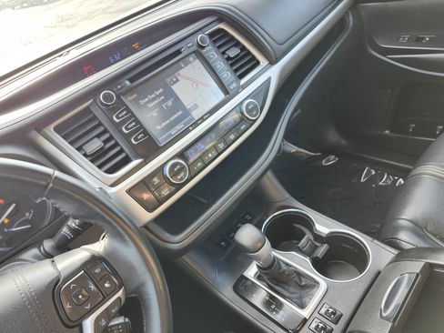Used 2018 Toyota Highlander SE AWD/4WD image 32