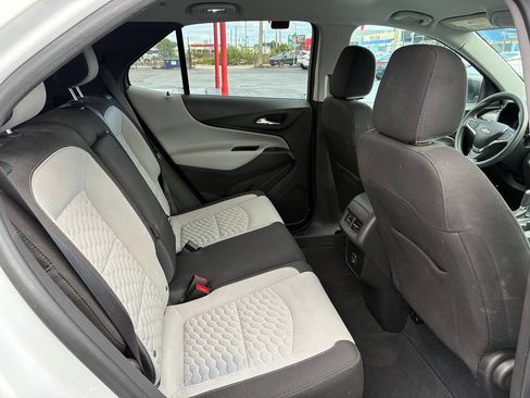 Used 2021 Chevrolet Equinox LS w/ LS Convenience Package AWD/4WD image 4