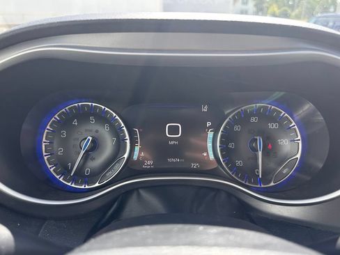 Used 2022 Chrysler Pacifica Touring-L FWD image 32