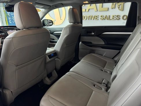 Used 2019 Toyota Highlander XLE AWD/4WD image 25