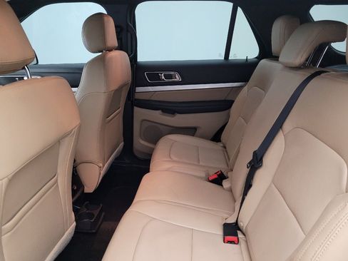 Used 2017 Ford Explorer XLT w/ Equipment Group 202A FWD image 18
