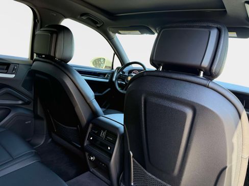 Used 2024 Porsche Cayenne AWD image 34