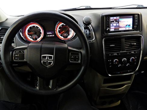 Used 2018 Dodge Grand Caravan SE w/ UConnect Hands-Free Group FWD image 16