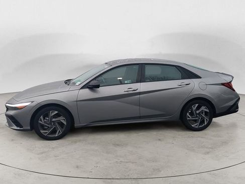 Certified 2025 Hyundai Elantra Sport image 2