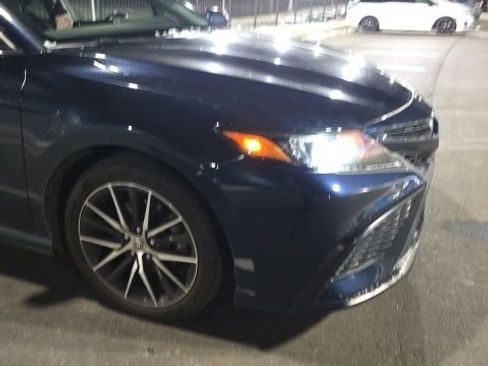 Used 2021 Toyota Camry SE image 3