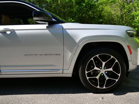 Used 2022 Jeep Grand Cherokee Summit AWD/4WD image 52