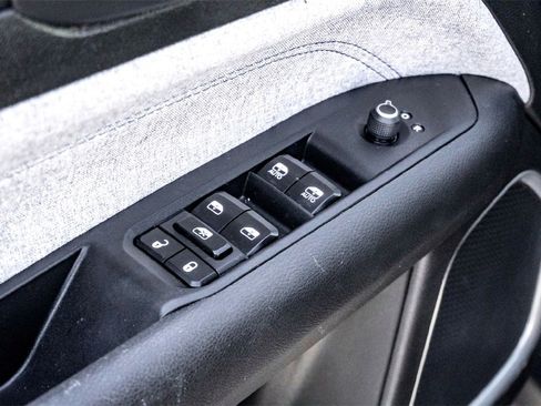 Used 2024 Jeep Compass Latitude image 11