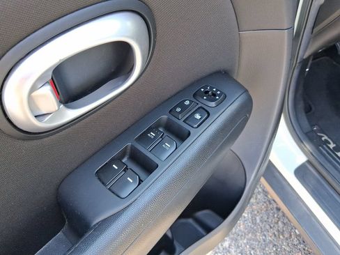 Used 2016 Kia Soul + FWD image 11
