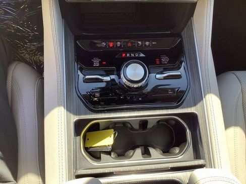 New 2023 Jeep Wagoneer Series III w/ Preferred Equipment Group image 18