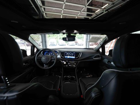Used 2025 Chrysler Pacifica Limited FWD image 19