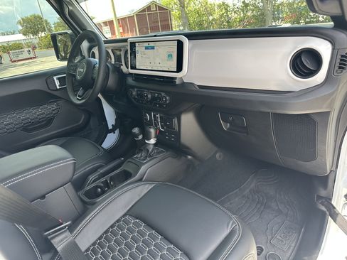 Used 2024 Jeep Wrangler Unlimited Sport image 28