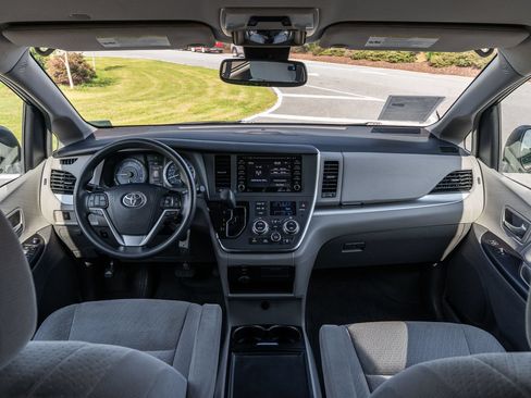 Used 2019 Toyota Sienna LE FWD image 22