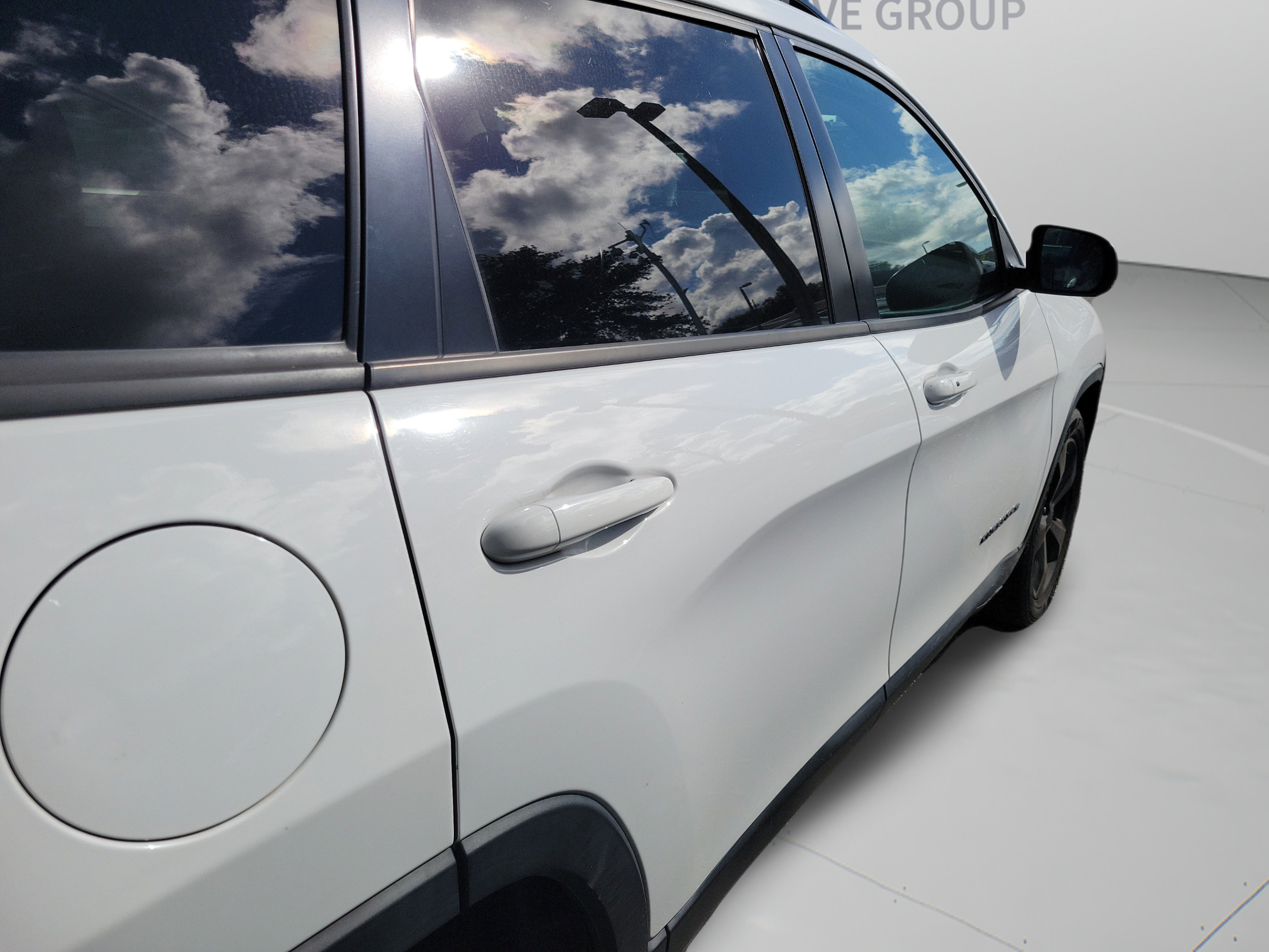 Used 2018 Jeep Cherokee Limited w/ Technology Group FWD image 18
