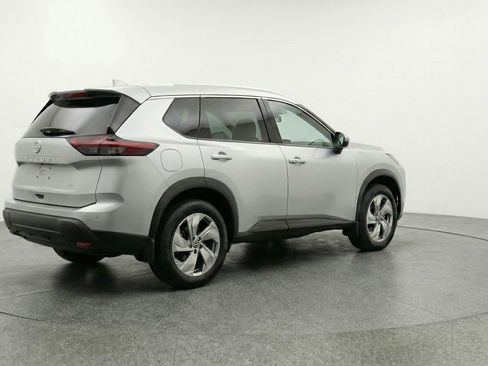 Used 2025 Nissan Rogue SV image 9