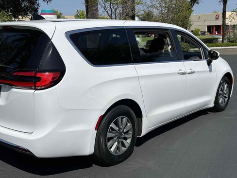 Used 2023 Chrysler Pacifica Touring-L image 53