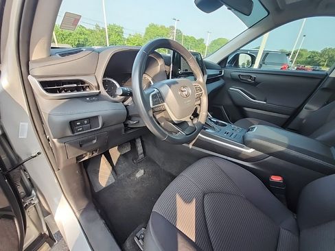 Used 2024 Toyota Highlander LE image 14