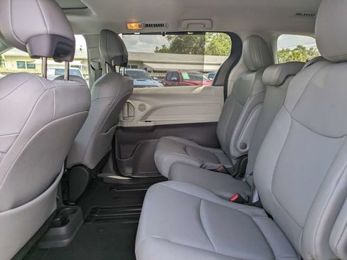 Used 2022 Toyota Sienna XLE FWD image 14