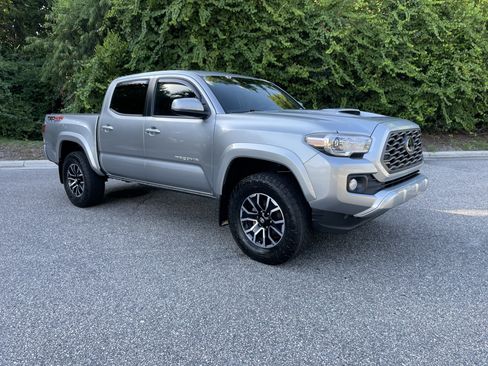 Used 2022 Toyota Tacoma TRD Sport w/ Technology Package AWD/4WD image 2