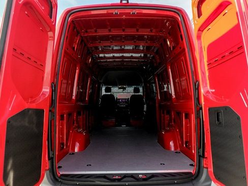 Used 2025 Mercedes-Benz Sprinter 2500 image 12