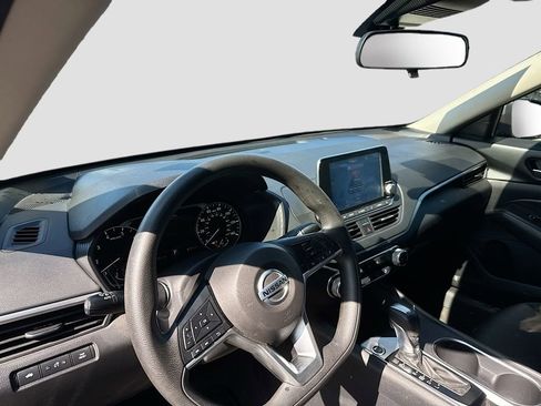 Used 2022 Nissan Altima 2.5 SV FWD image 11
