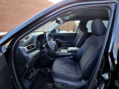 Used 2020 Toyota Highlander LE image 12