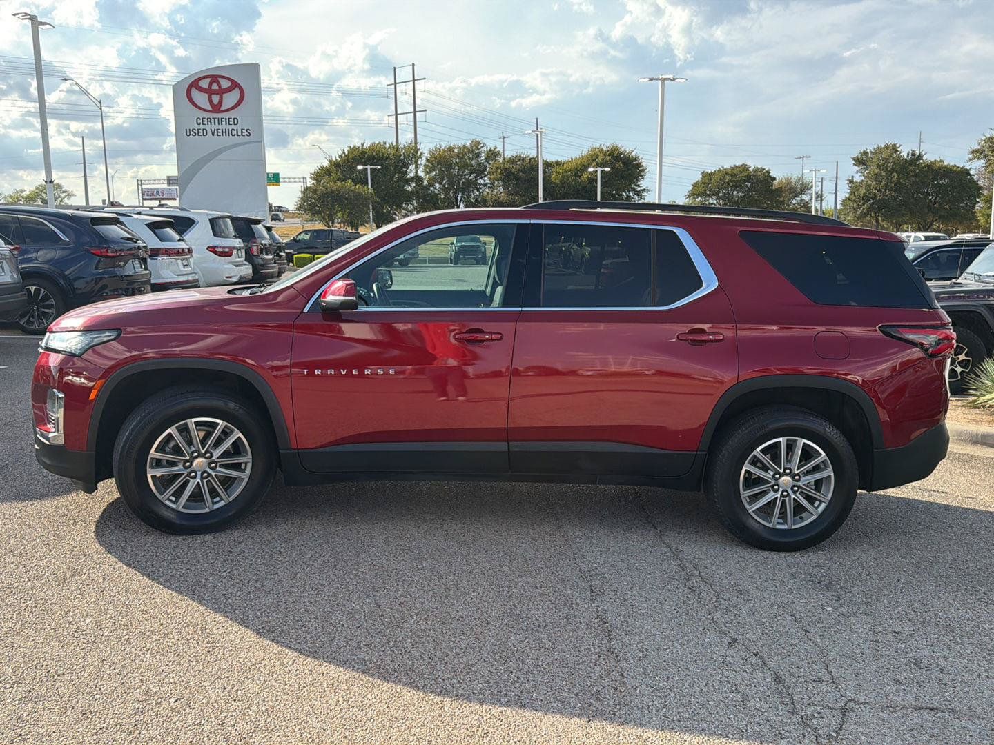 Used 2023 Chevrolet Traverse LT FWD image 4