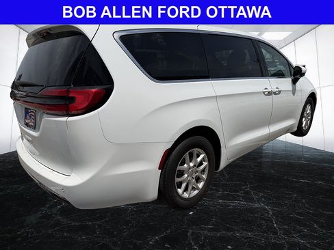 Used 2023 Chrysler Pacifica Touring-L FWD image 6