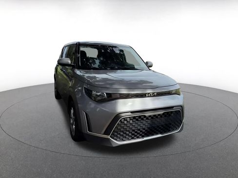 Used 2025 Kia Soul LX w/ LX Technology Package FWD image 3