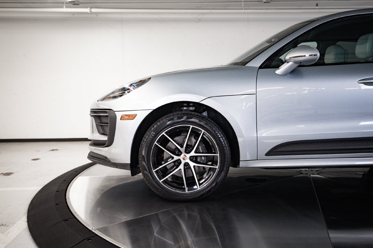 Certified 2023 Porsche Macan AWD/4WD image 11
