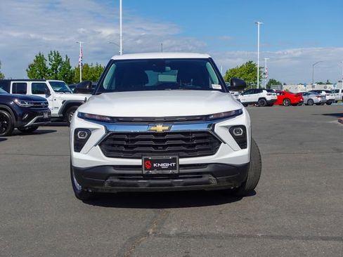 Used 2025 Chevrolet TrailBlazer LS w/ LS Convenience Package FWD image 2