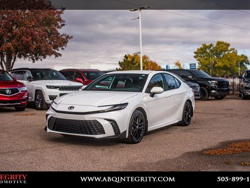 Used 2025 Toyota Camry SE image 3