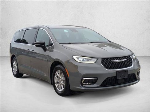 Used 2025 Chrysler Pacifica Select FWD image 3